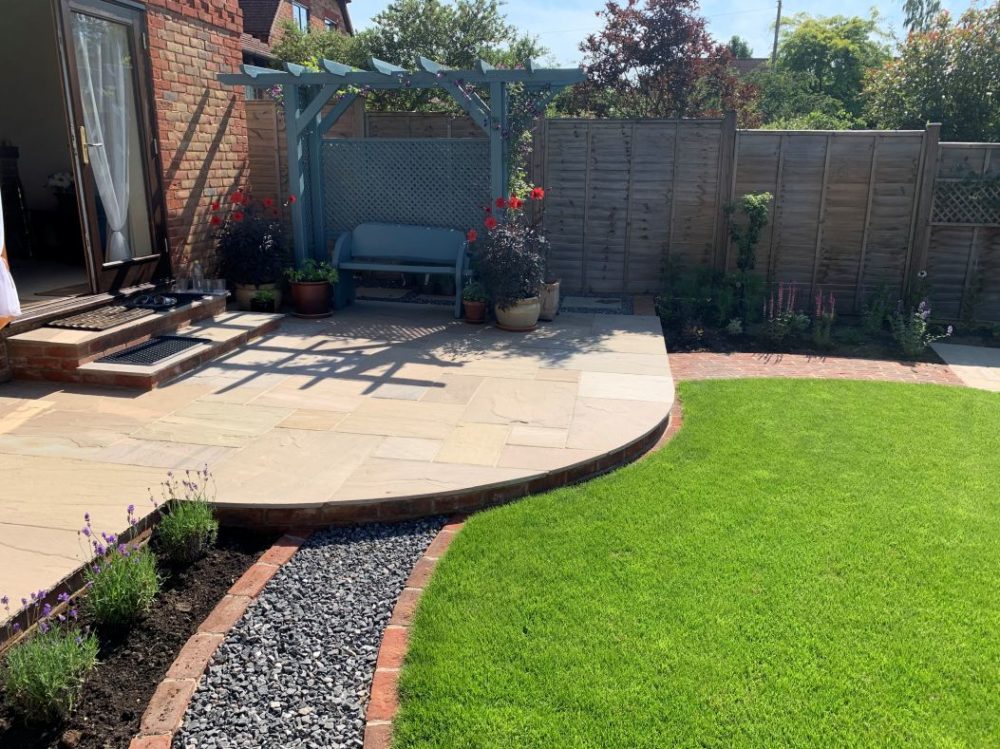 Curved lines transform a garden in Thatcham - ALDA Landscapes